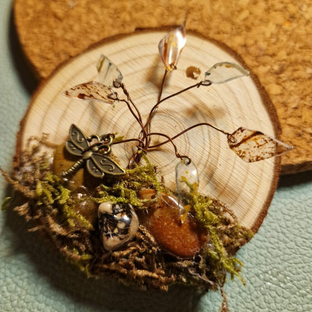 Petit arbre décoratif en fil de cuivre avec feuilles en plastique coloré, décoré de mousse, cailloux et breloque libellule, monté sur un rondin de bois d’environ 7 cm – création Cé’rénité