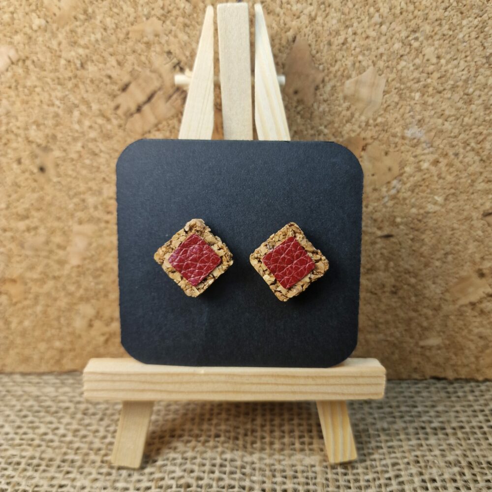 Puces d’oreilles artisanales en liège et cuir rouge, 1,5 cm, attaches dorées inoxydables, création Cé’rénité