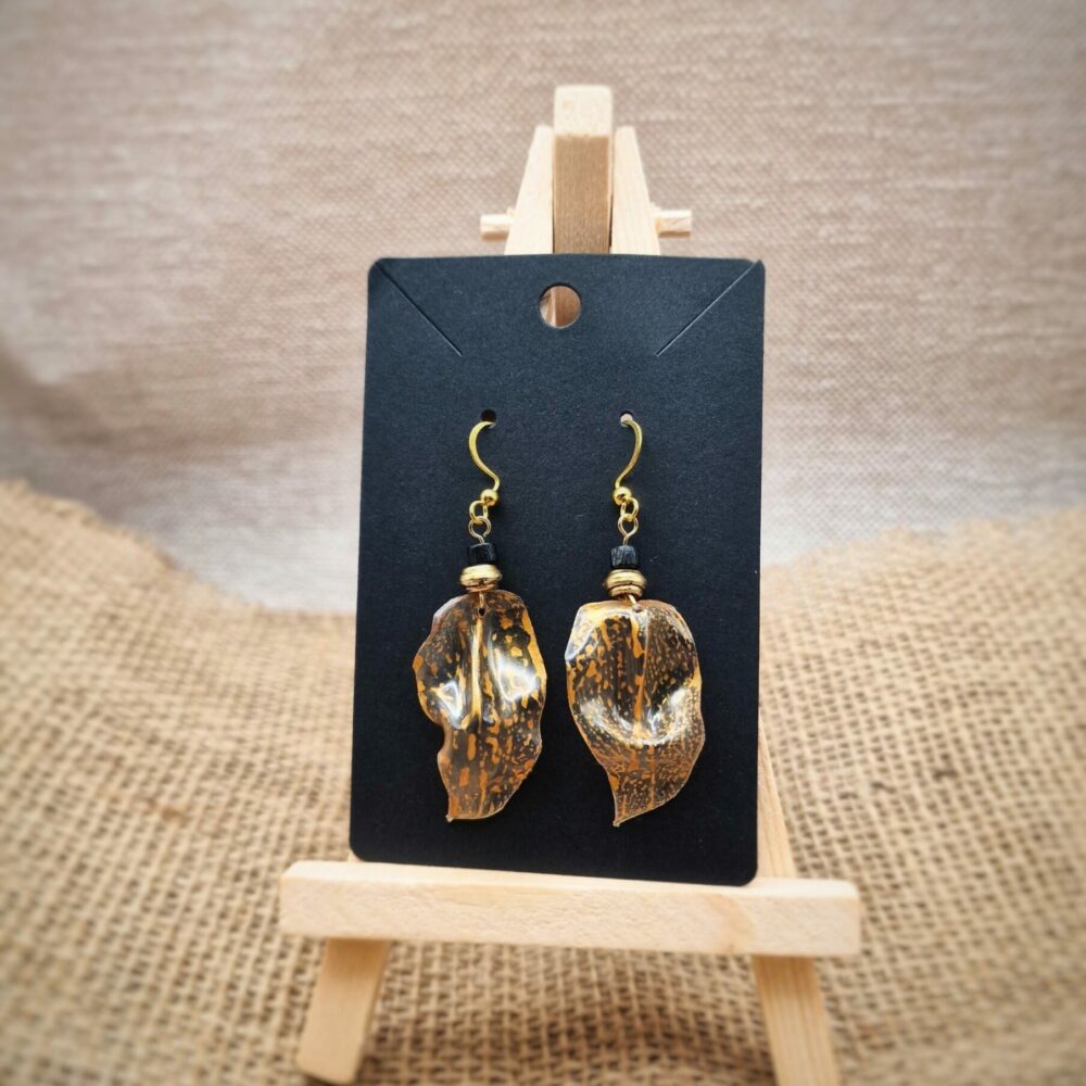 Boucles d’oreilles artisanales en plastique recyclé peint – Cé’rénité