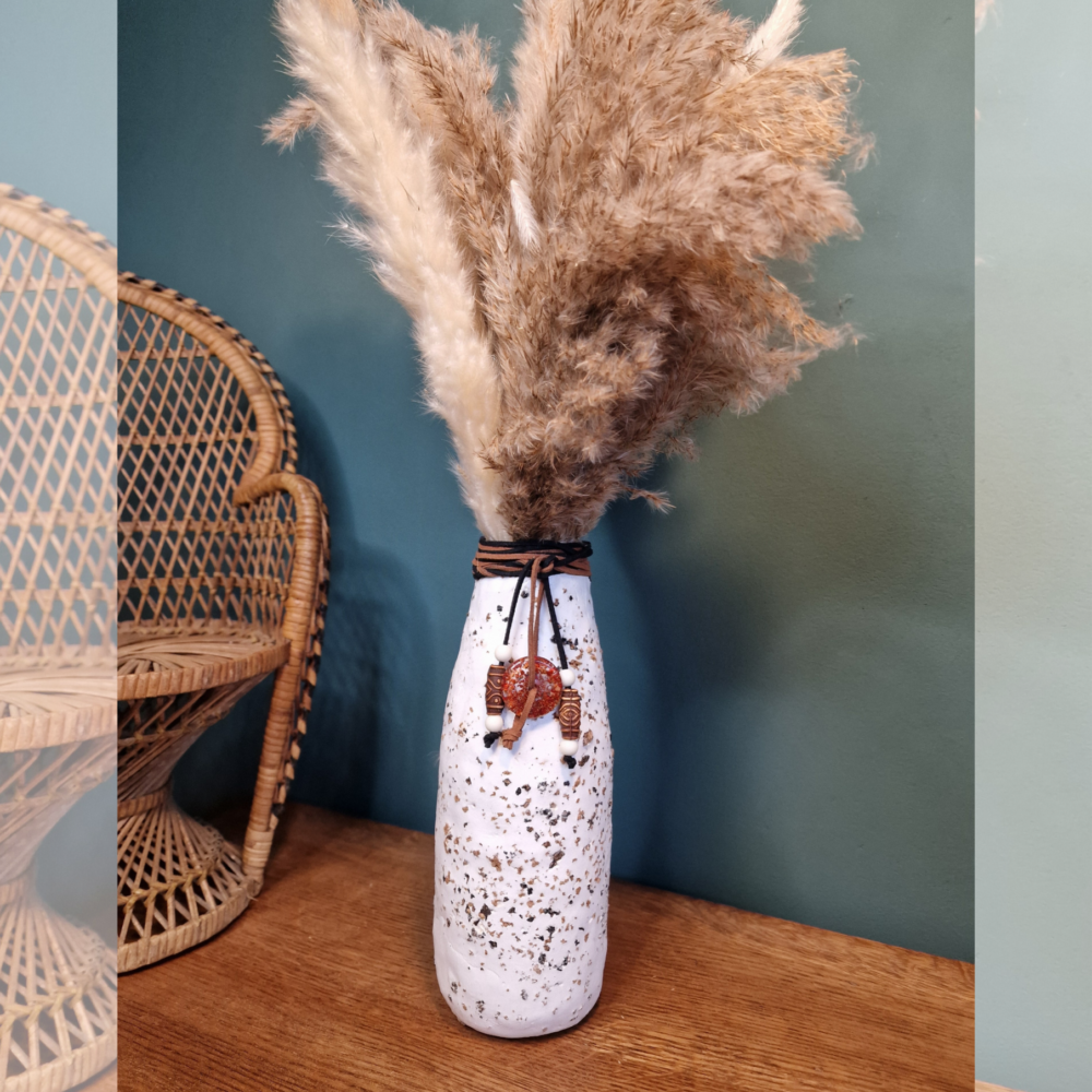 Vase décoratif artisanal en verre recyclé, argile blanche et liège coloré – Cé’rénité
