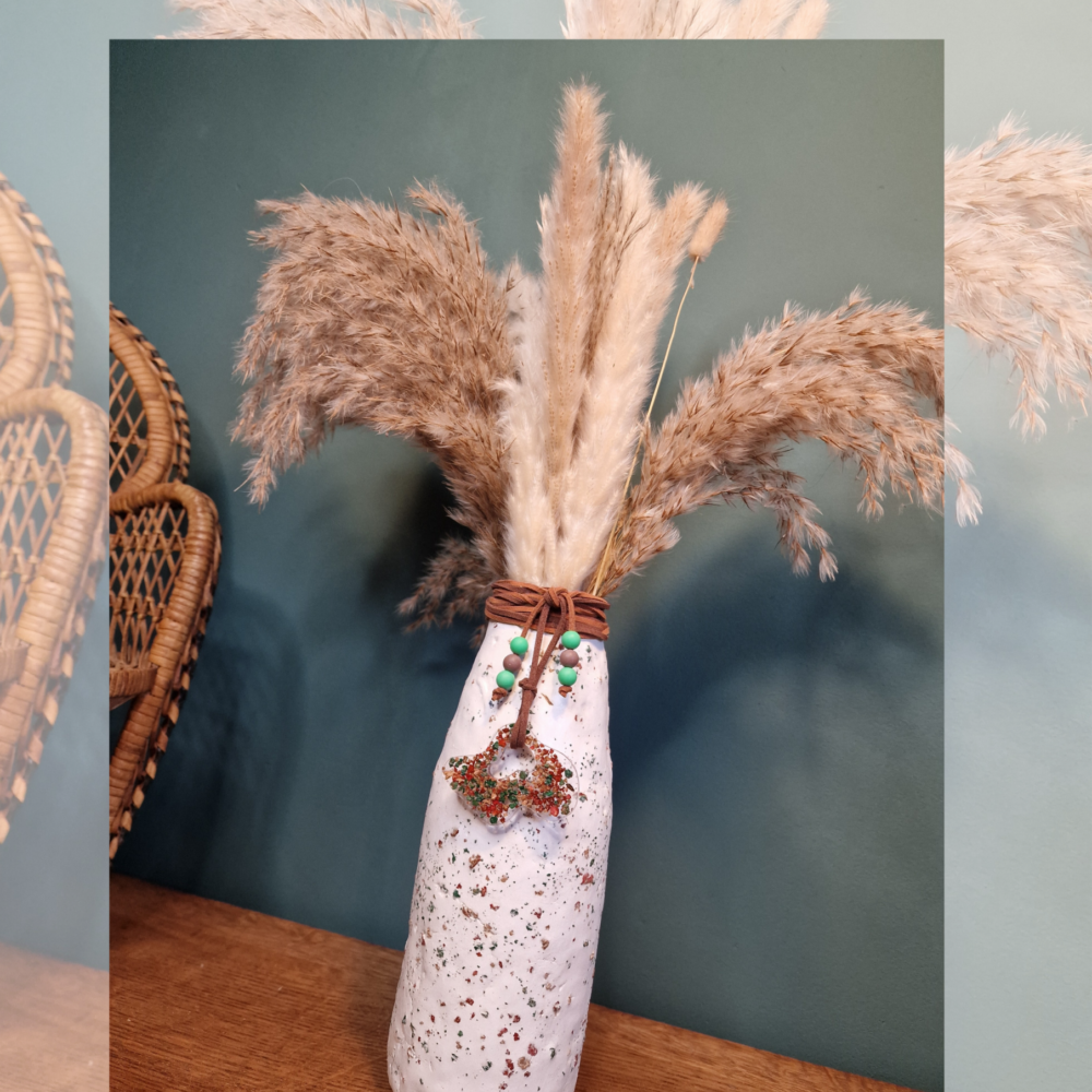 Vase décoratif en verre recyclé recouvert d’argile blanche avec incrustations de liège coloré