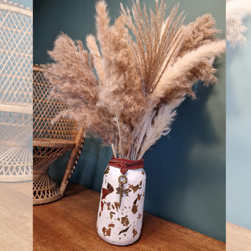 Vase décoratif artisanal en verre recyclé, argile blanche et feuilles naturelles avec libellule – Cé’rénité