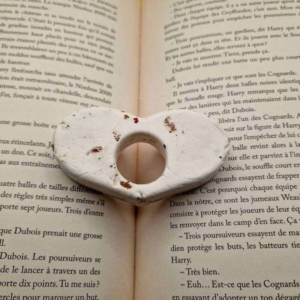 Marque-page artisanal en argile blanche intégrant des éclats de liège de différentes couleurs. Une création sobre et naturelle, pensée pour accompagner les moments de lecture. Fabriqué à la main à partir de matières récupérées – création Cé’rénité.