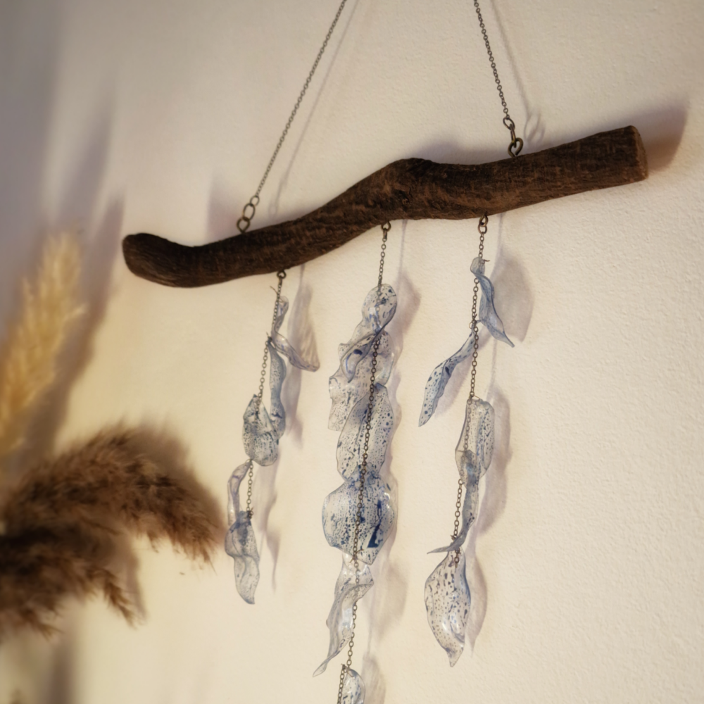 Suspension murale en plastique recyclé bleu avec chaînes bronze et bois naturel