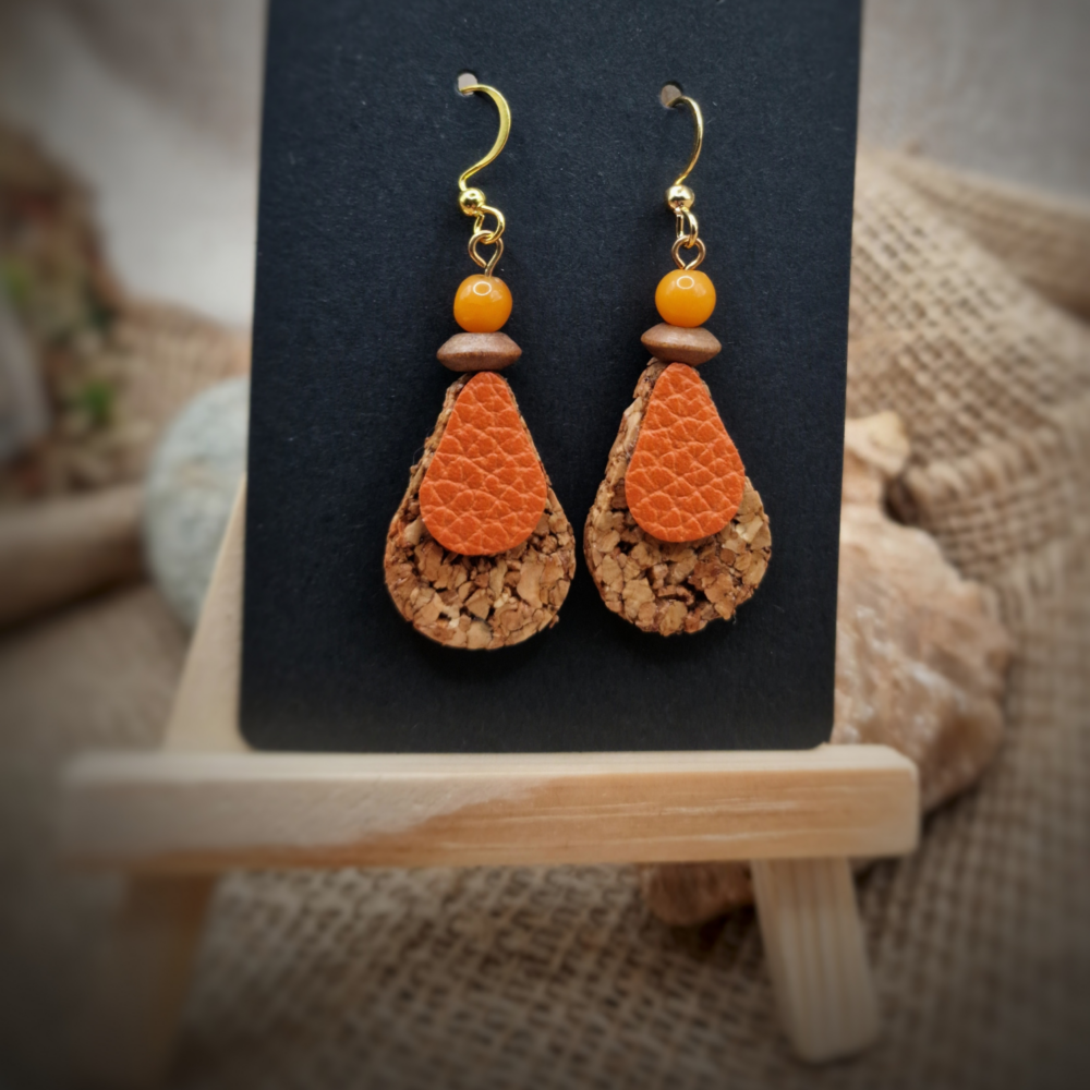 Boucles d’oreilles liège et cuir orange avec perles de récupération acier inoxydable doré Cé’rénité