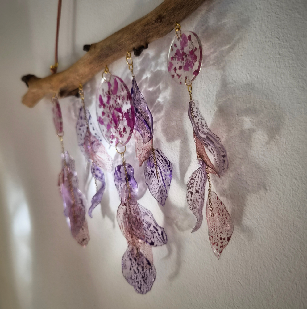 Suspension murale en bois naturel avec résine, fleurs naturelles, liège et plastique recyclé peint Cé’rénité