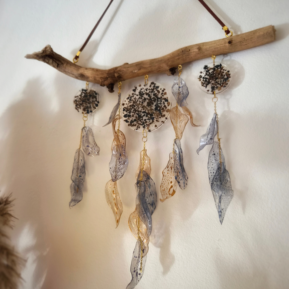 Suspension murale en bois naturel avec résine, liège naturel et plastique recyclé bleu et doré Cé’rénité