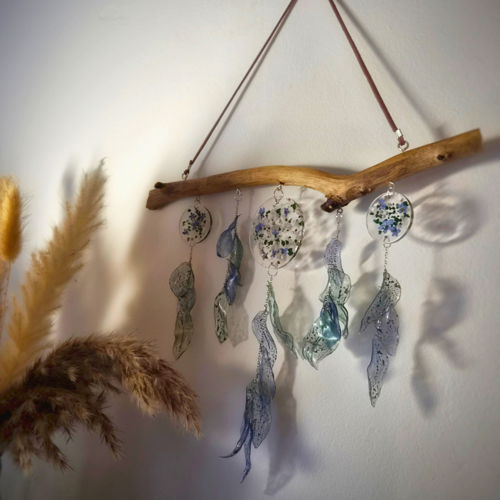 Suspension murale en bois naturel avec myosotis, résine, liège naturel et plastique recyclé bleu Cé’rénité