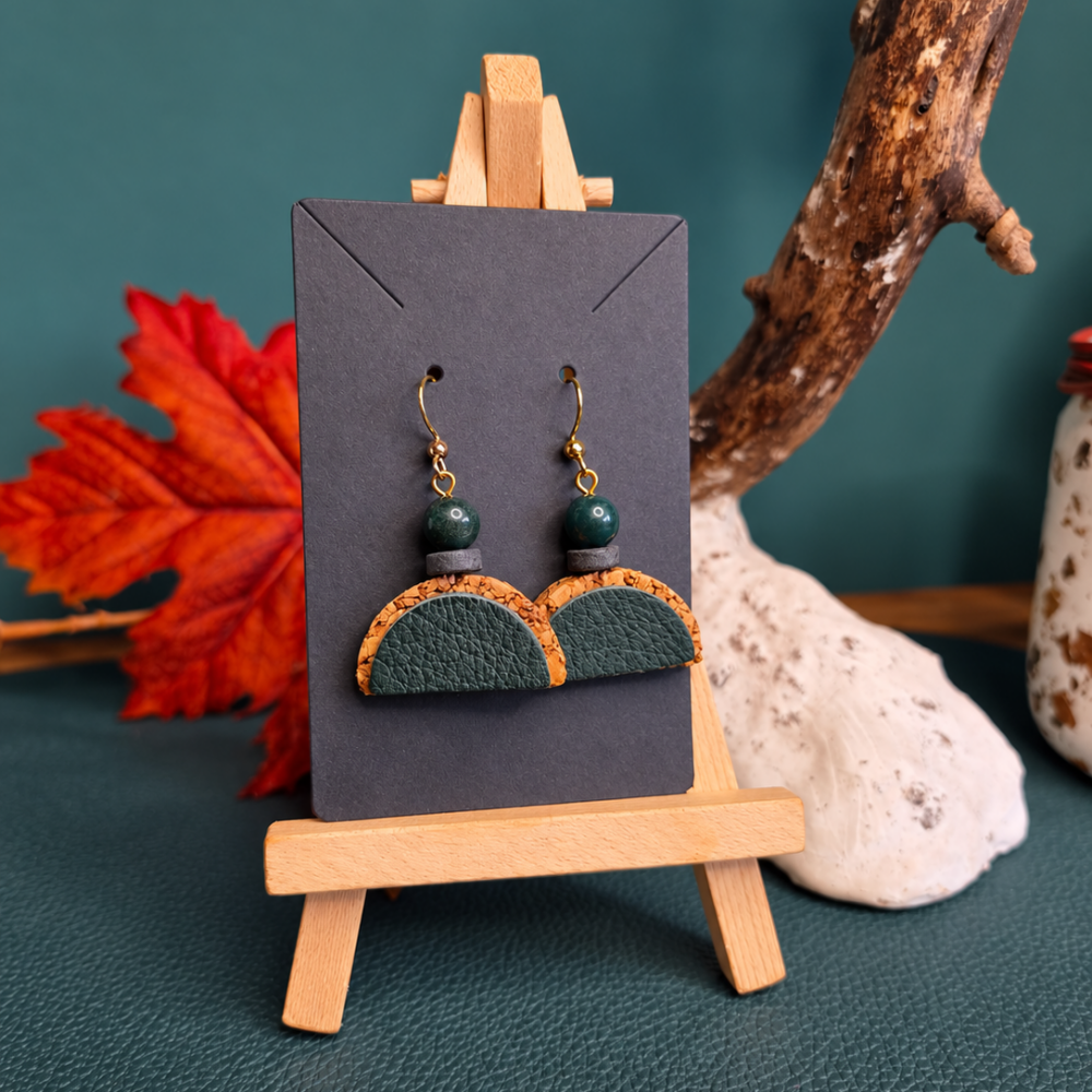 Boucles d'oreilles artisanales en liège naturel et cuir vert forêt, avec perles vertes et attaches dorées, longueur 5 cm.
