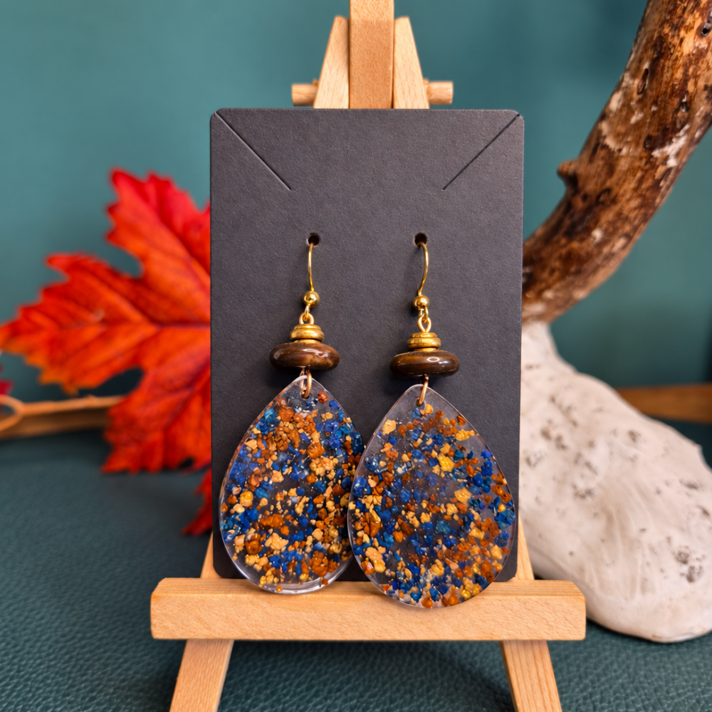 Boucles d’oreilles résine & liège bleu et ocre (doré)